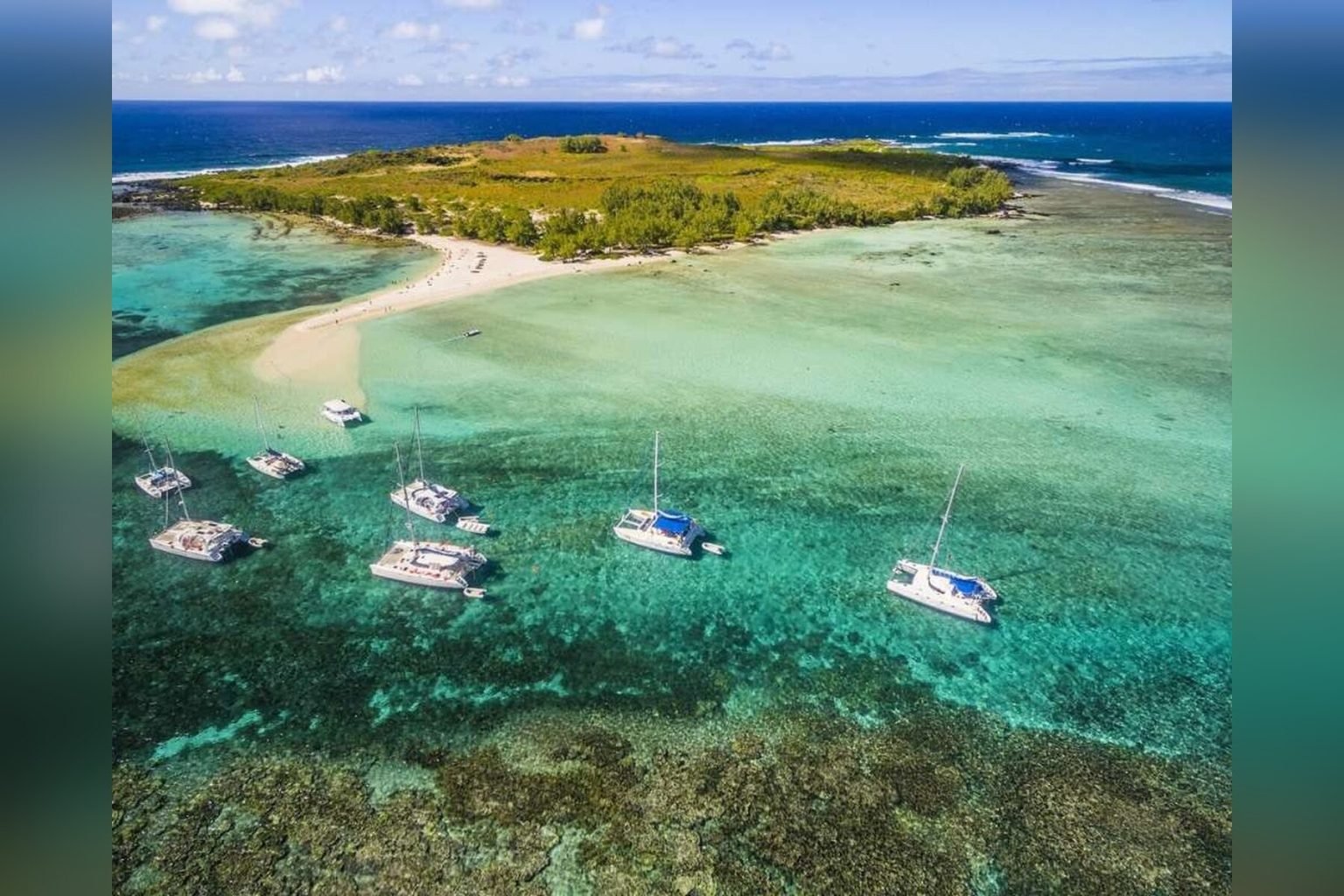 Catamaran Cruise – Ilot Gabriel & Ile Plate photo 1